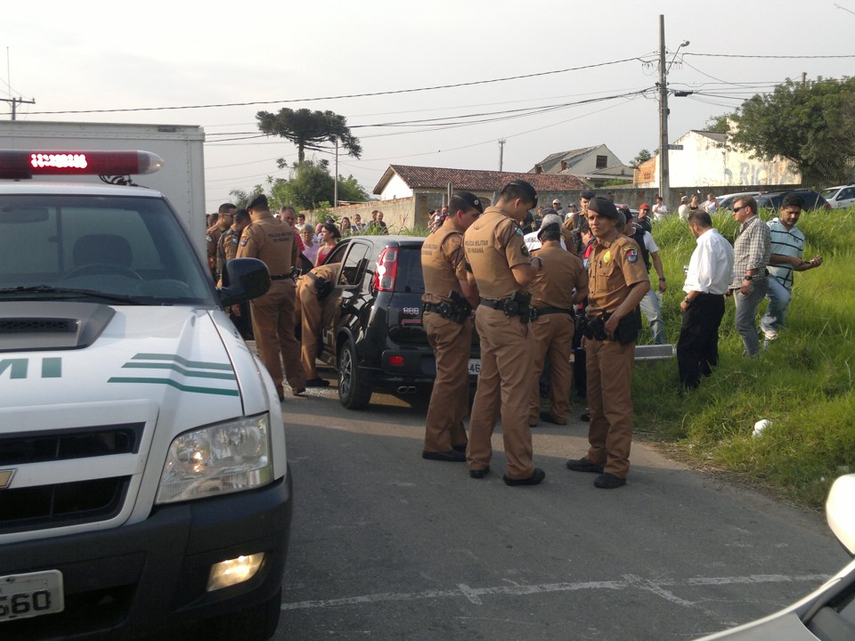 Policiais prestam atendimento no local do crime | Patricia Pereira/ Gazeta do Povo