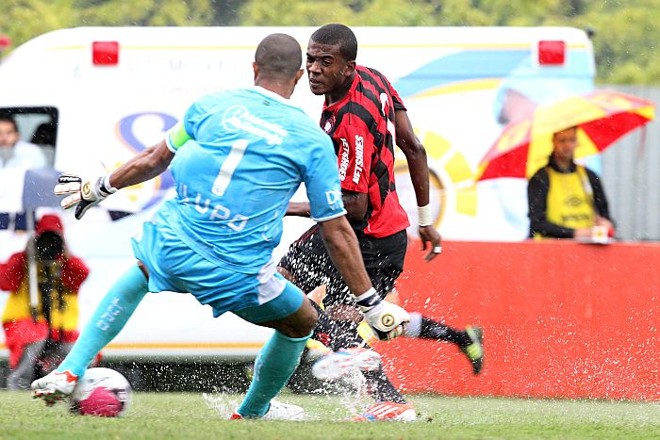 Marcelo tenta passar pelo goleiro do Guarani no empate em 1 a 1 | 