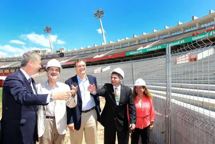 O prefeito de Porto Alegre, José Fortunati, o ministro do Esporte, Aldo Rebelo, o secretário-geral da Fifa, Jérôme Valcke, e o secretário de Esportes do Rio Grande do Sul, Kali Sebeh, na visita desta quarta-feira ao Beira-Rio | Jefferson Bernardes / AFP