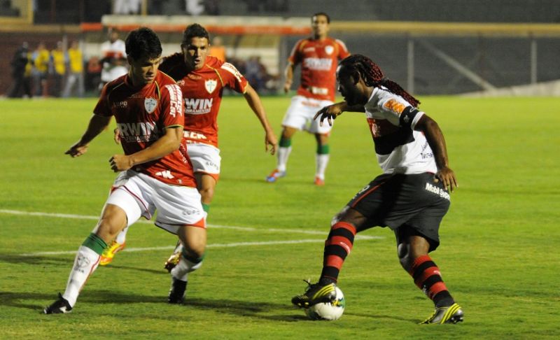 Vágner Love em lance contra os defensores da Portuguesa | Alexandre Vidal / FlaImagem