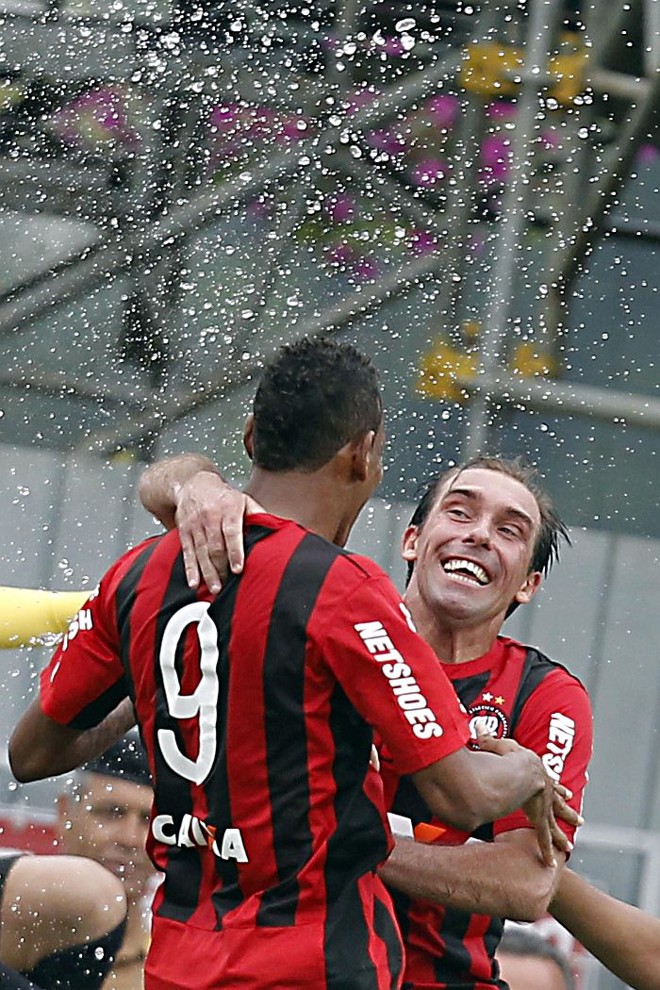 Marcão abraça Paulo Baier após marcar o terceiro gol atleticano sobre o Avaí | 