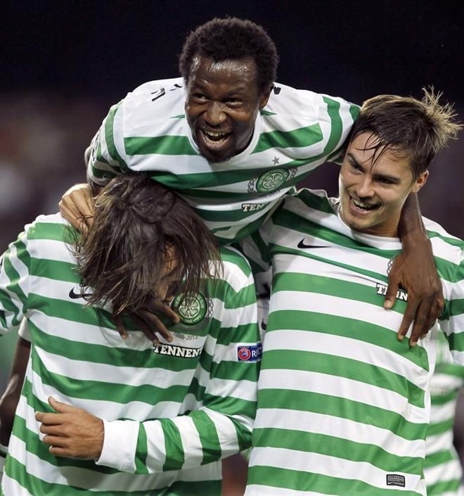 Samara (à esquerda) comemora o gol do Celtic diante do Barça com Ambrose e Lustig | 