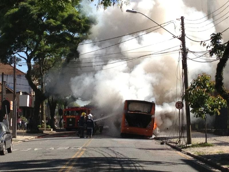 Incêndio no coletivo gerou bloqueios de trânsito na Rua Padre Germano Meyer | Gabriela Ribeiro/Gazeta do Povo