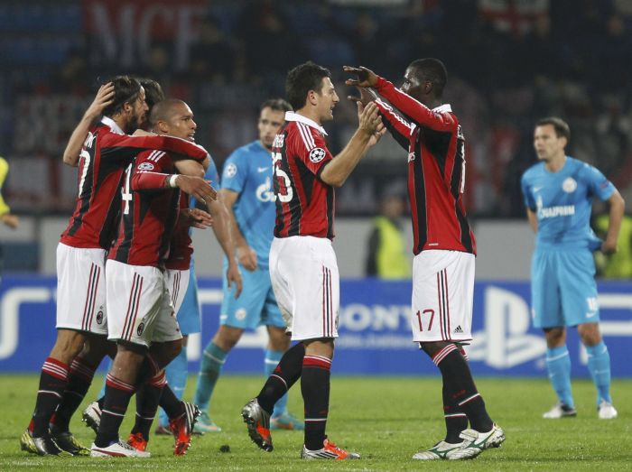 Jogadores do Milan comemoram a vitória por 3 a 2 sobre o Zenit em São Petesburgo | Alexander Demianchuk / Reuters