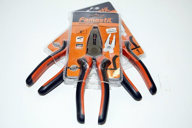 Alicate universal: Apertar, puxar, forçar e girar é com o alicate universal. Pode ser usado para tirar pregos, enrolar e cortar fios, entre outros. Alicate universal: R$ 10 a R$ 25 |