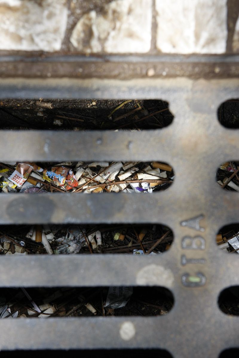 Em Curitiba, lei proíbe o descarte de bitucas no chão | Daniel Derevecki/Arquivo/Gazeta do Povo
