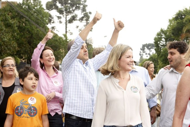 Candidato do PDT foi votar acompanhado da ministra Gleisi Hoffmann |