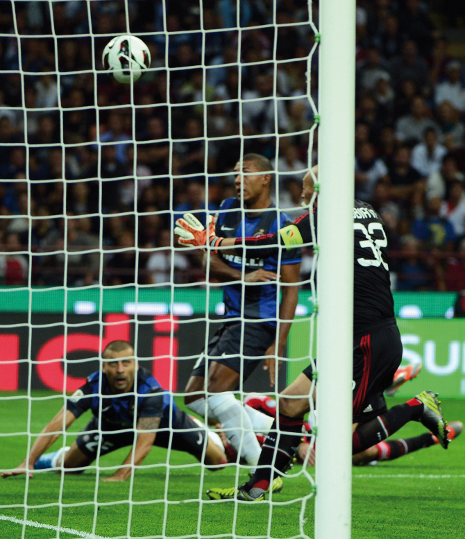 Samuel cabeceia para marcar o gol do triunfo da Inter de Milão | Olivier Morin/ AFP