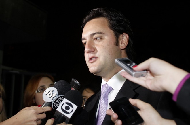 O candidato Ratinho Junior dá entrevista antes de entrar no estúdio | 