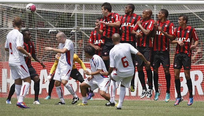 Renato Peixe, do Guaratinguetá, leva perigo ao gol atleticano em cobrança de falta | 
