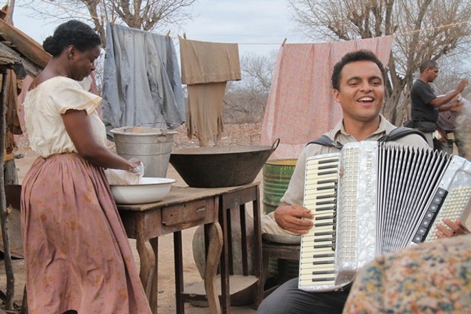 Além da história do músico, o filme mostra a relação conflituosa entre Gonzaguinha e o pai |