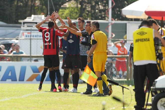 Marcão comemora com os reservas atleticanos | 