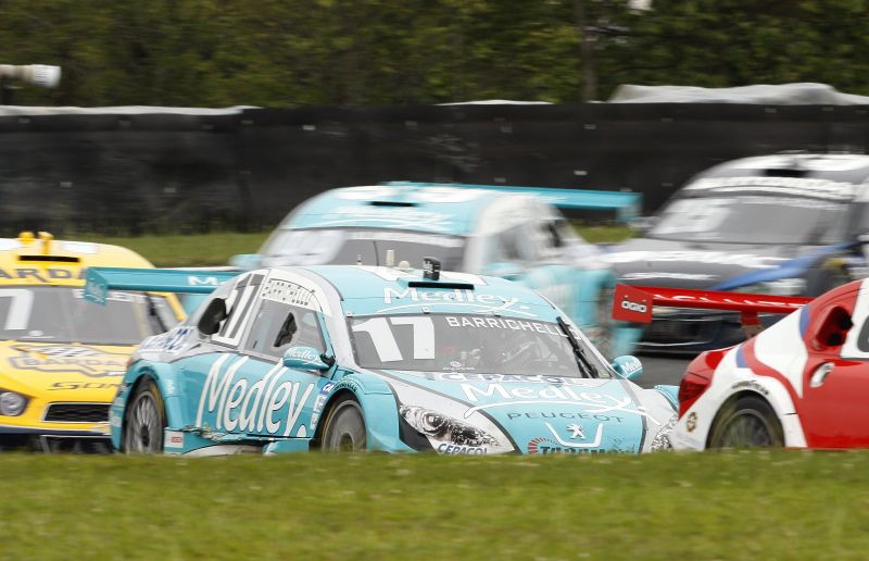 Rubens Barrichello (carro 17) não desanimou na primeira tentativa de pilotar um carro da Stock Car: A minha experiência foi ótima | Hugo Harada/ Gazeta do Povo