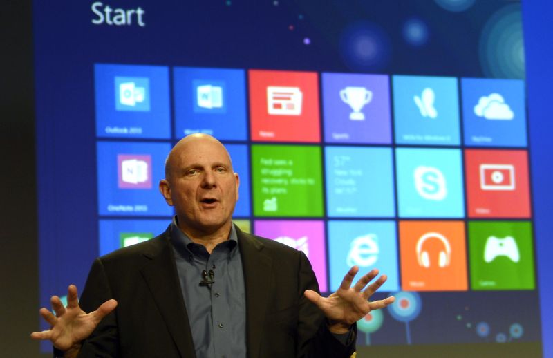 Steve Ballmer, CEO da Microsoft, fala durante conferência de lançamento oficial do Windows 8 em Nova York | AFP PHOTO / TIMOTHY A. CLARY