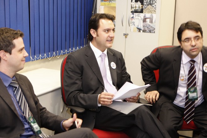 Ratinho Junior com assessores antes do debate | 