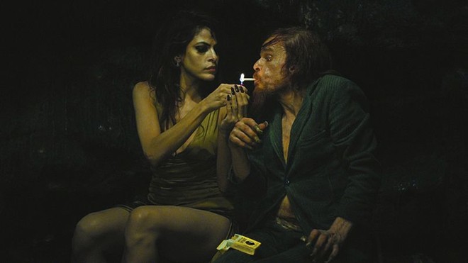 Eva Mendez e Denis Lavant: encontro dark em Holy Motors |