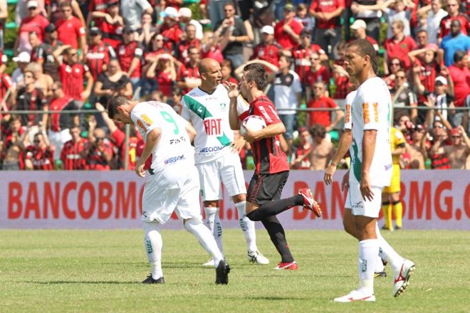 Elias comemora após marcar de pênalti no Ecoestádio | 
