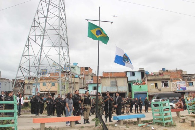 Hasteamento das bandeiras simbolizou a ocupação oficial |