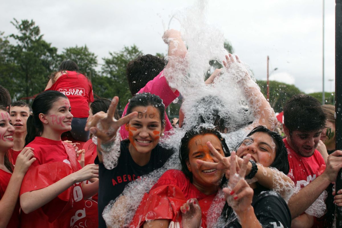 Os calouros participaram de trote com banho de espuma, brincadeiras e muita música | Walter Alves / Gazeta do Povo