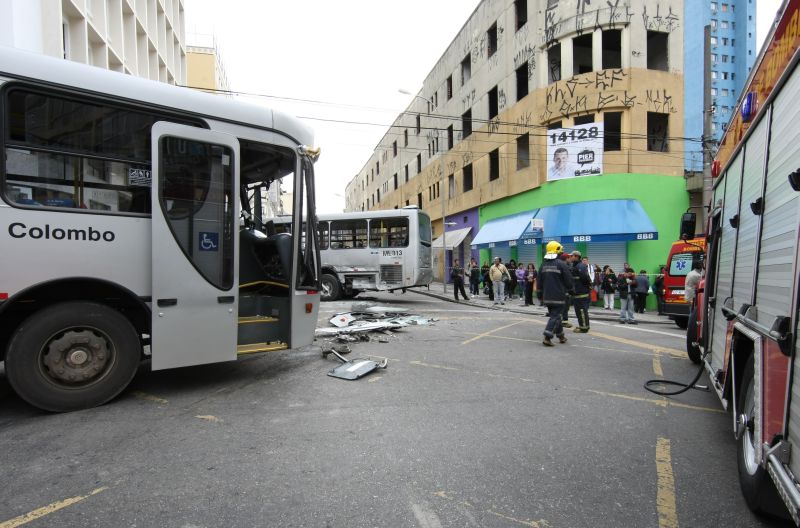 Bombeiros trabalham no local do acidente | Aniele Nascimento/Agência de Notícias Gazeta do Povo
