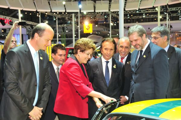 O presidente da Renault do Brasil, Olivier Murguet (à esq.), e o diretor de Relações Institucionais, Antonio Calcagnotto (de barba), receberam ontem a presidente Dilma Rousseff no estande da montadora no Salão do Automóvel, em São Paulo. O ex-piloto Emerson Fittipaldi (ao centro) também acompanhou a visita | Divulgação/Renault