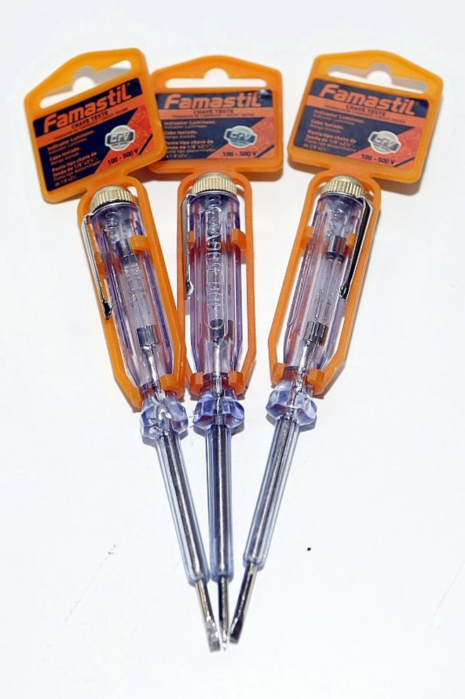 Chave teste: auxilia na verificação de corrente elétrica antes de mexer com as tomadas e interruptores. Chave teste: aproximadamente R$ 6 |