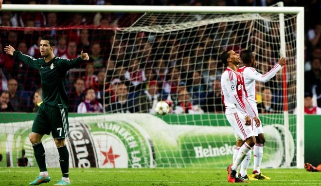 Ronaldo comemora o segundo de seus três gols sobre o Ajax |