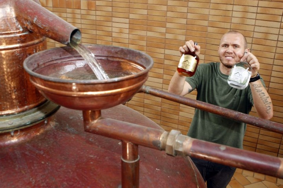 Mozart, 32 anos, mostra orgulhoso a cachaça da destilaria Porto Morretes: Beba com moderação | Henry Milléo/ Gazeta do Povo