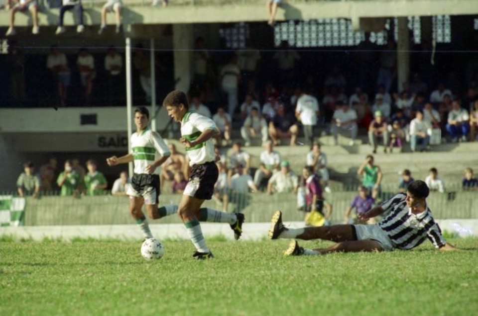 Estreia no Couto O primeiro jogo de Alex no profissional do Coritiba foi em 2/4/1995 vitória por 3 a 1 contra o Iraty, fora de casa, com um gol do meia. Uma semana depois, ele defendeu o clube no Couto Pereira: vitória por 1 a 0 sobre o União Bandeirante (foto), gol de Alex | Joao Bruschz / Gazeta do Povo