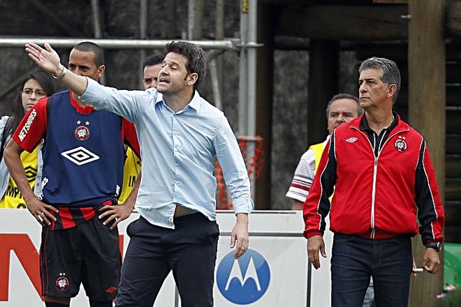 Os técnicos Argel e Ricardo Drubscky durante a vitória do Atlético sobre o Avaí | 