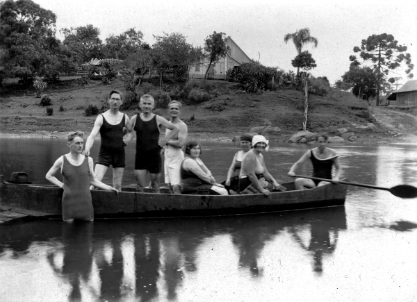 O Rio Iguaçu tinha suas águas balneáveis no século passado. A foto é de pessoas curtindo um passeio de domingo na década de 1930 | Acervo Cid Destefani