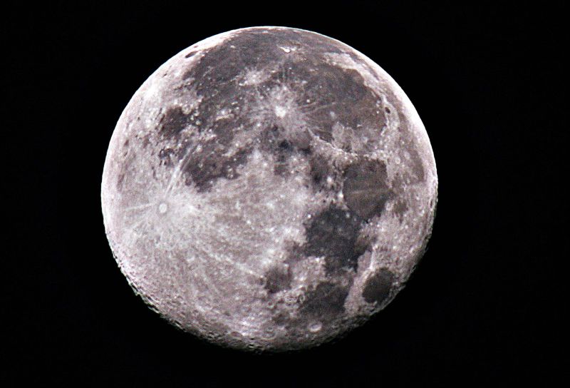 Vento solar teria levado cristais de água para o satélite natural | Robert Schmidt / AFP