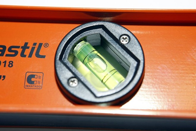 Nível de bolha: essencial para garantir que o quadro ou qualquer outro enfeite esteja paralelo ao chão ou a algum móvel. Nível de bolha: R$ 20 a R$ 45 |