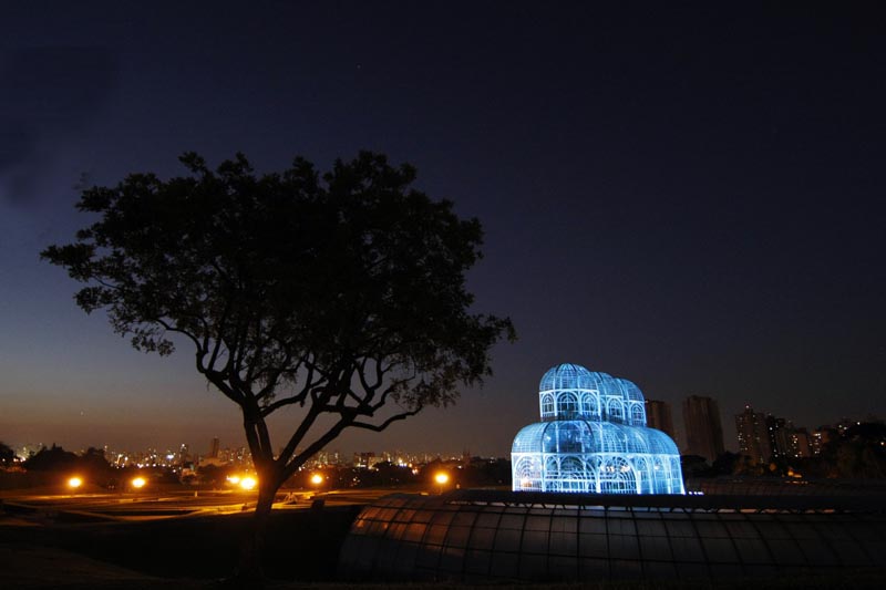 Foto da estufa do Jardim Botânico iluminada, compondo com o céu no começo da noite. | Albari Rosa / Gazeta do Povo