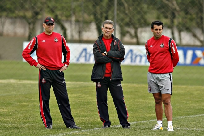 Omar Feitosa, preparador físico do Atlético, e o técnico Ricardo Drubscky: programação alterada para adaptar o time ao novo horário | Antonio More / Gazeta do Povo