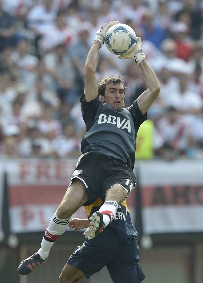 Goleiro Marcelo Barovero, do River Plate, faz defesa no empate em 2 a 2 no Superclássico argentino | 