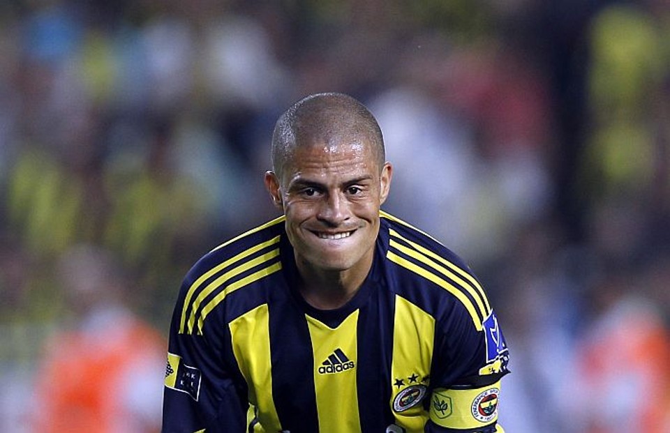 Alex anunciou sua saída do Fenerbahçe após desentendimento com o técnico da equipe turca | Reuters