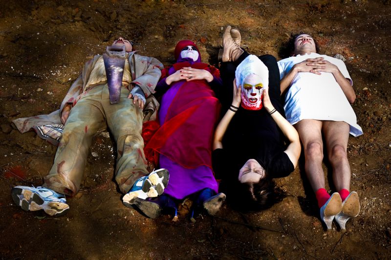 Parte do elenco do espetáculo, que busca o humor absurdo | Marco Novack / Divulgação