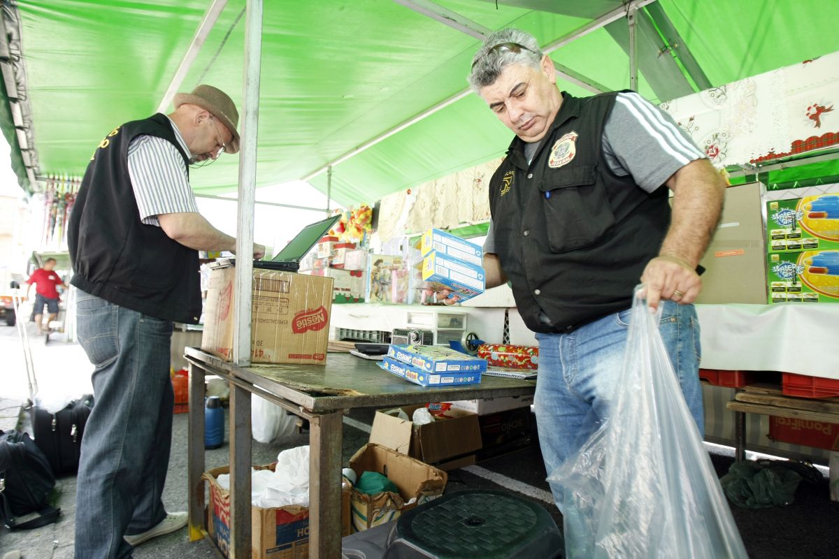 Fiscais do Ipem-PR percorreram feiras de Curitiba para vistoriar brinquedos vendidos em barracas de armarinhos nesta terça-feira (9) | Henry Milleo / Agência de Notícias Gazeta do Povo