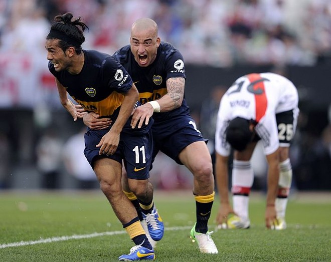 Walber Erviti comemora com Santiago Silva o primeiro gol do Boca no clássico | 