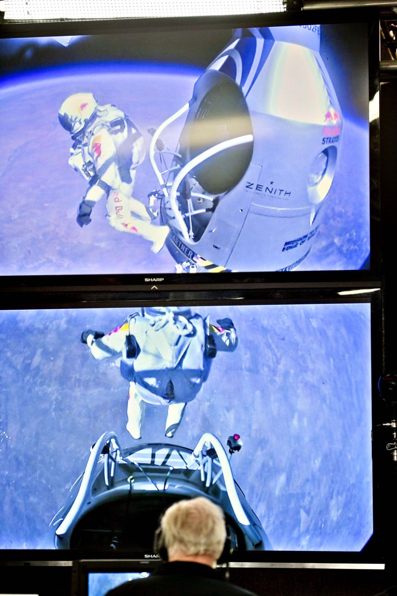 Felix Baumgartner no momento em que salta da cápsula... | Stefan Aufschnaiter / AFP