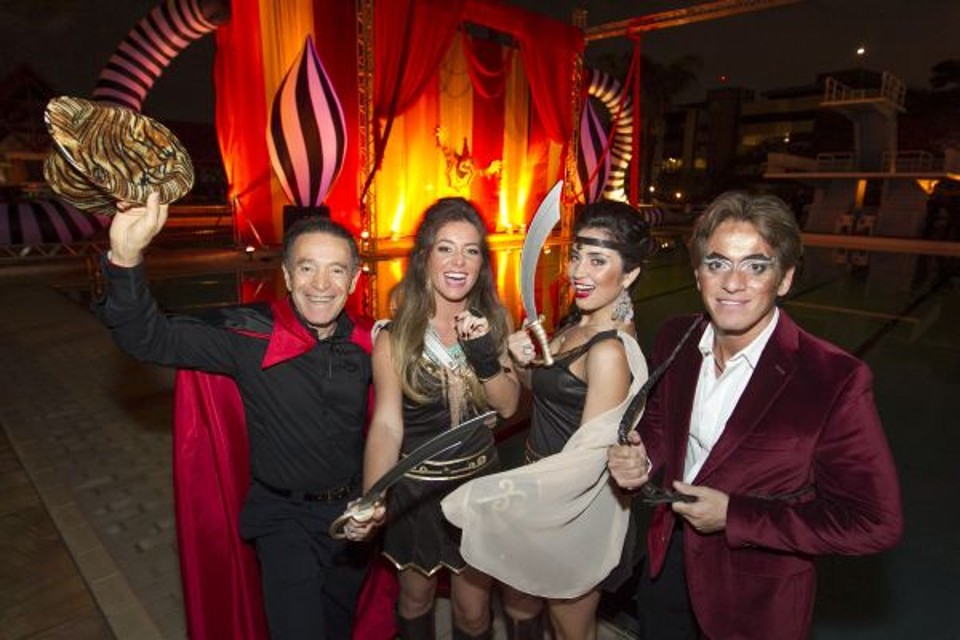 O presidente do Graciosa Country Club, João Carlos Ribeiro (à esq.), entrou de cabeça no clima da festa Halloween Circus, que agitou o clube na última sexta-feira. Os irmãos Isabela, Rafaela e Giuliano Pilagallo (com ele na foto) foram os organizadores do evento | Diego Pisante