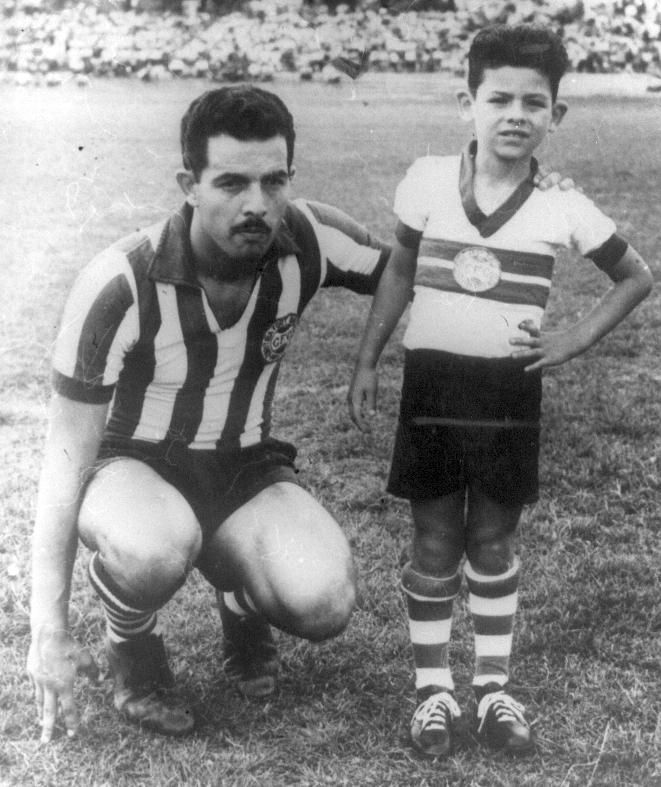 O artilheiro Duílio com o filho | Arquivo Grupo Helênicos
