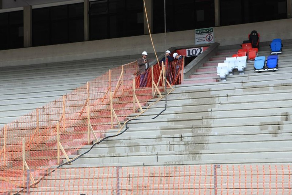 Cadeiras são testadas na Arena da Baixada durante a visita do ministro Aldo Rebelo, do Esporte, em junho | Aniele Nascimento/ Gazeta do Povo