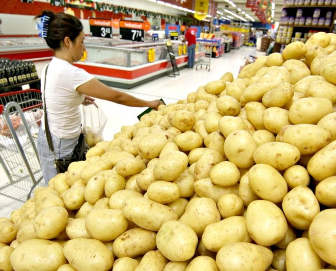 Cliente passa diante da gôndola das batatas em supermercado de Curitiba: tubérculo liderou as altas entre os principais alimentos no mês passado. Os alimentos e bebidas puxaram a alta do IPCA | Arquivo/ Gazeta do Povo
