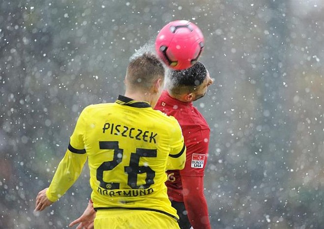 Piszczek divide bola com Caligiuri na vitória do Borussia Dortmund sobre o Freiburg debaixo de muita neve | 
