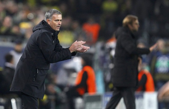 Mourinho tenta incentivar sua equipe; ao fundo, Jürgen Klopp, técnico do Dortmund | 