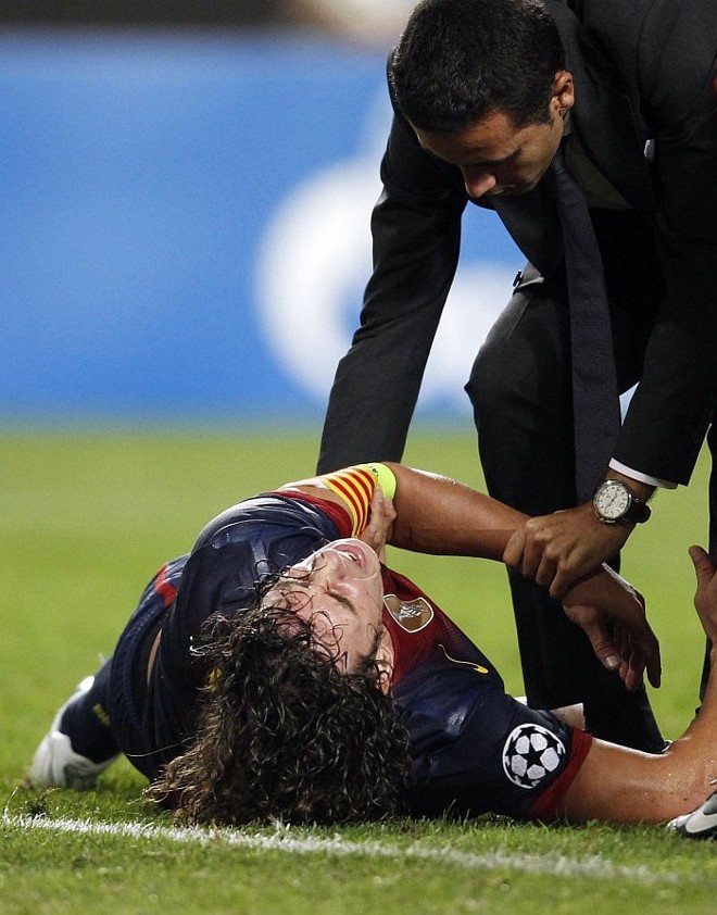 Puyol saiu de campo na vitória do Barça sobre o Benfica contundido no braço | 