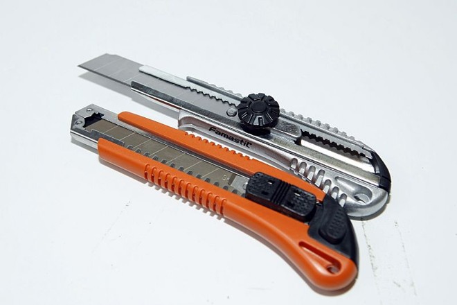 Estilete: muito usado na hora de cortar os fios, a fita isolante, a veda rosca. Estilete: R$ 5 a R$ 25 |