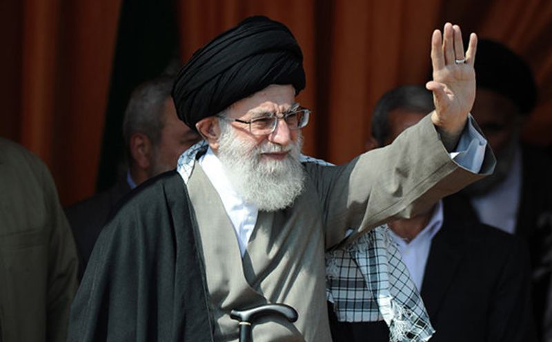 O aiatolá Ali Khamenei acena para o público antes do discurso feito nesta quarta-feira (10) em Bojnourd | AFP Photo/Divulgação/LEADER.IR
